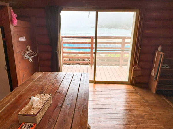 ログハウス1階窓からの景色の写真