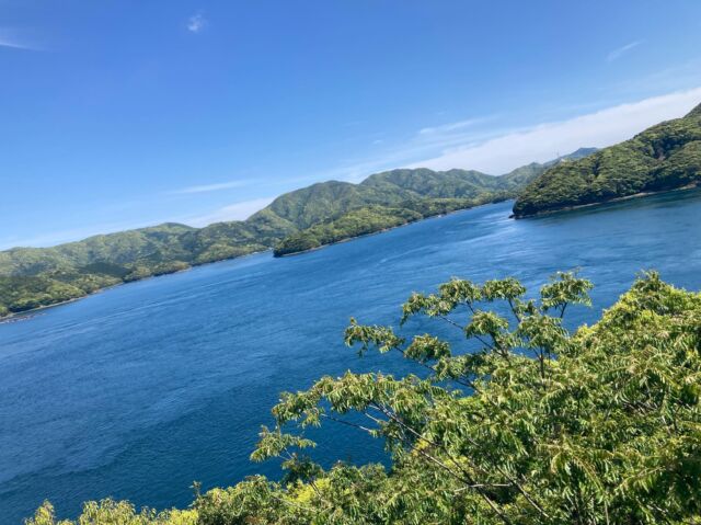 新上五島町 観光案内②

こんばんは、高井旅コテージ・ログハウスです。

GWも終わって1週間が過ぎましたね。

夏が近づいてきている気候になってきました。

今回は若松島を紹介します。
新上五島町にはいくつも島があって、その一つです。
若松大橋から撮影しました。若松瀬戸の景色です。

晴れていたので、とても綺麗に撮れました。
若松島には野生の鹿もいるので、もしかしたら見られるかもしれません。

夏に向けて、観光情報を発信していきます。

#若松島
#新上五島町
#高井旅コテージログハウス 
#高井旅海水浴場
